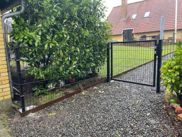 Panelhegnslåge sort